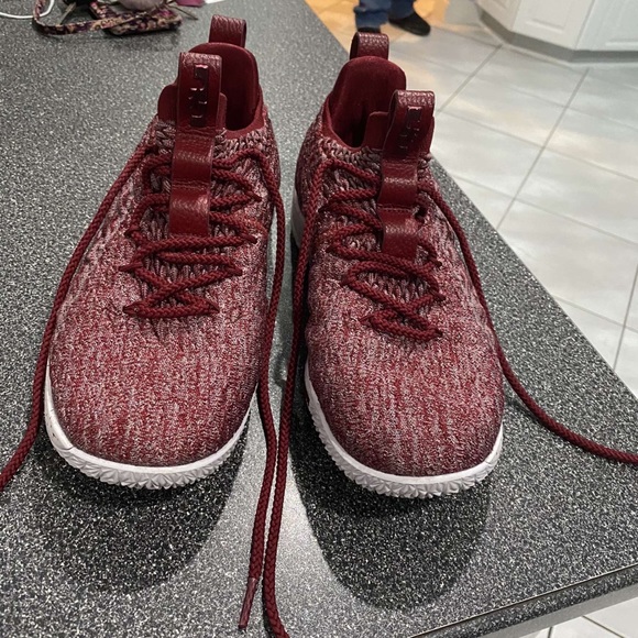 Lebron 15 Team Red main image 4